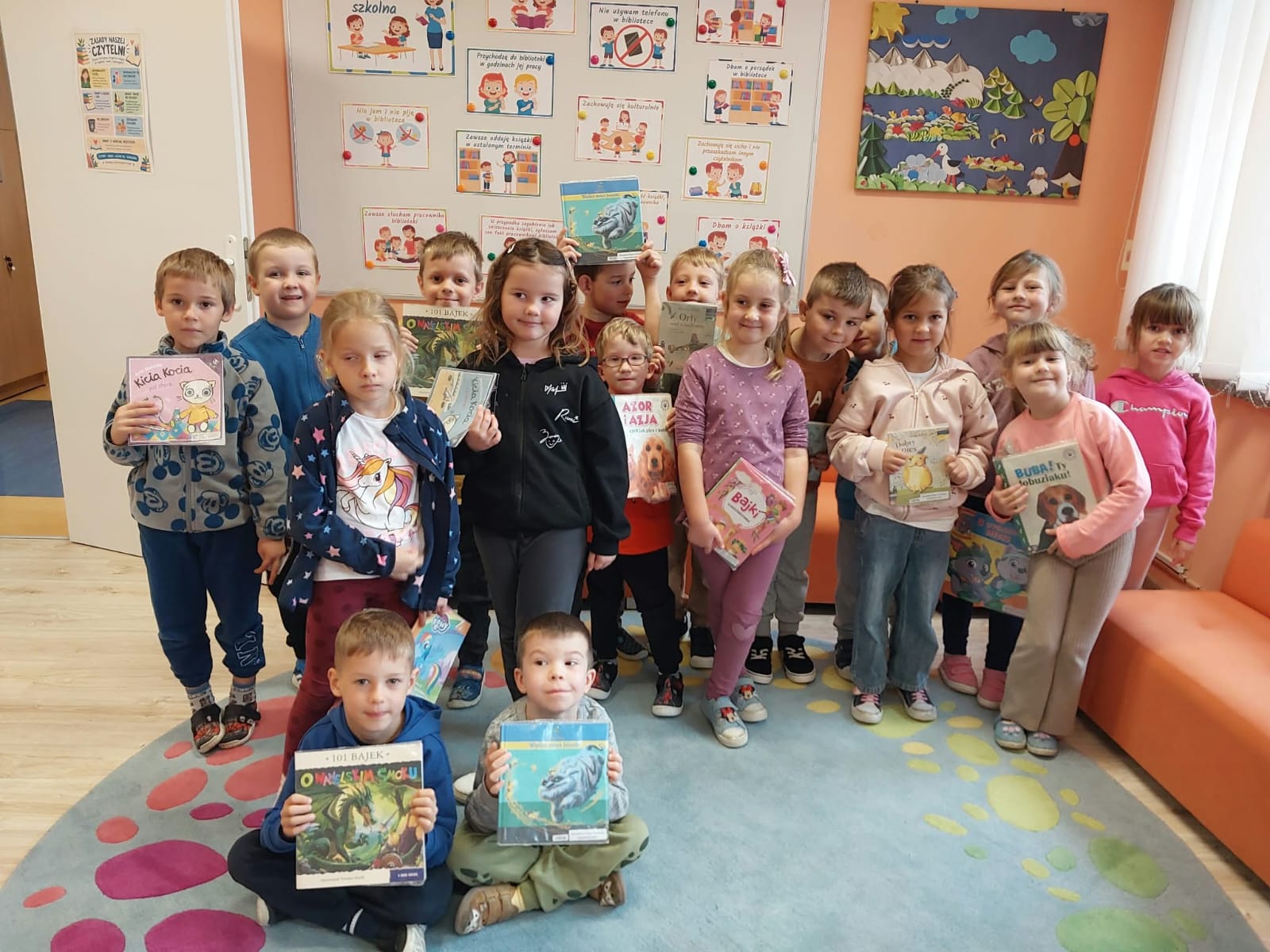 zdjęcie dzieci odwiedzających szkolną bibliotekę
